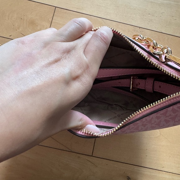 Michael Kors purse - Picture 3 of 4